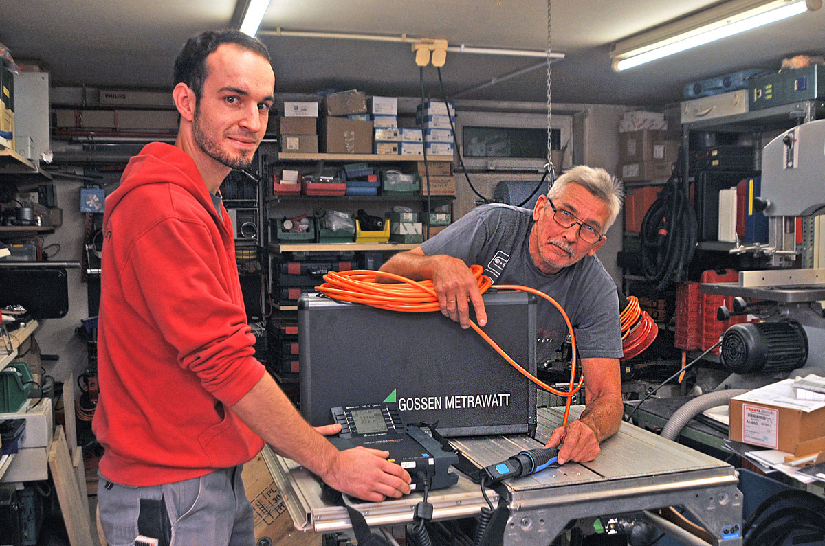 Stefan Kroll und Mitarbeiter in der Werkstatt